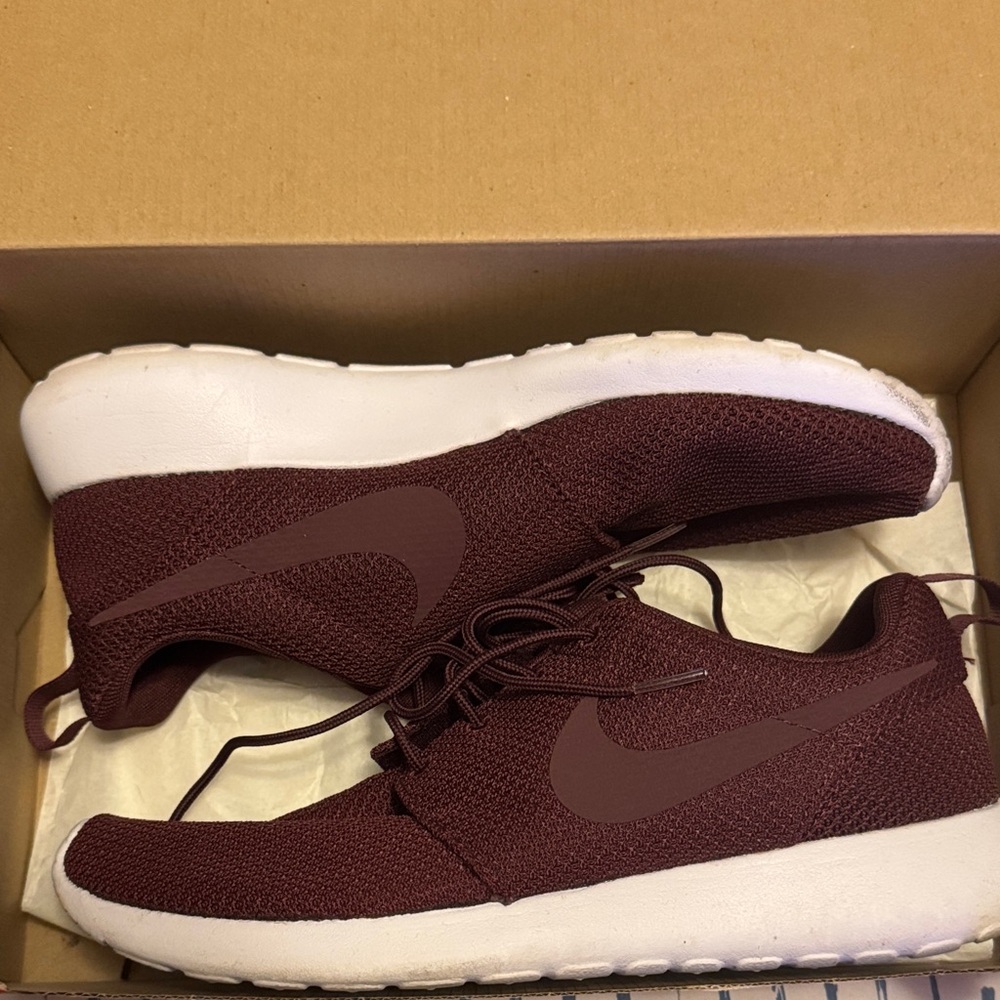 Nike Men's Burgundy Sneakers